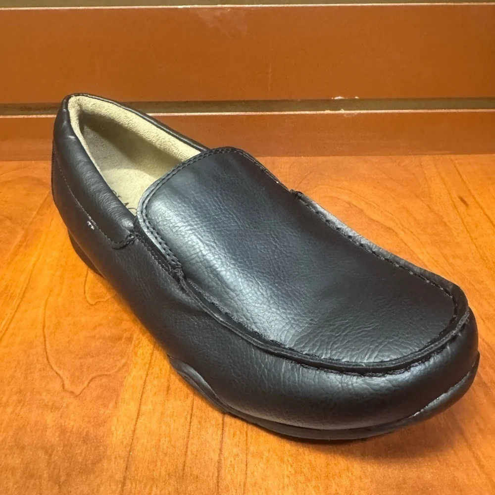 Place Men's Classic Black Leather Slip-Ons
